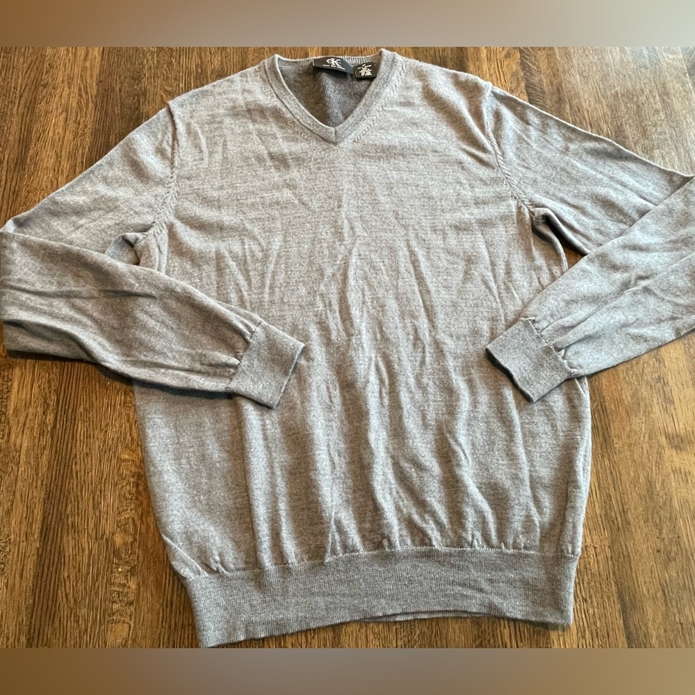 Calvin Klein Men’s VNeck Gray Merino Wool Sweater Classic Preppy - size M